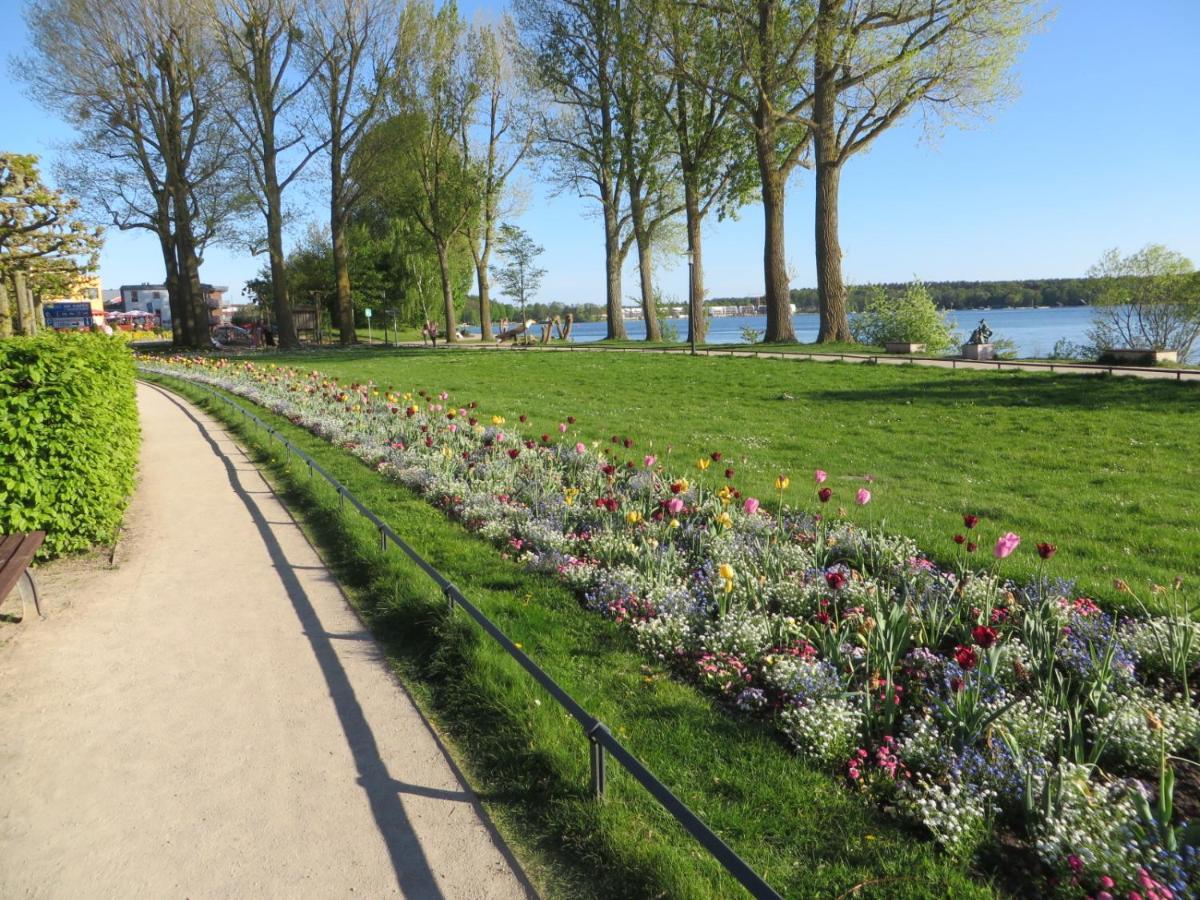 Marie's Tranquil Terrace Apartments: Lakeside Retreat with Parking Waren  Exterior photo