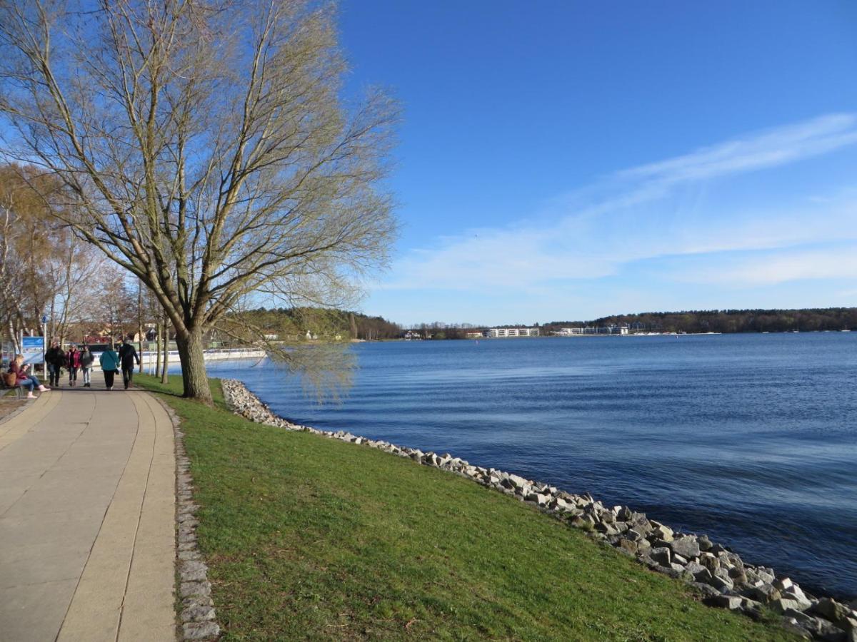 Marie's Tranquil Terrace Apartments: Lakeside Retreat with Parking Waren  Exterior photo