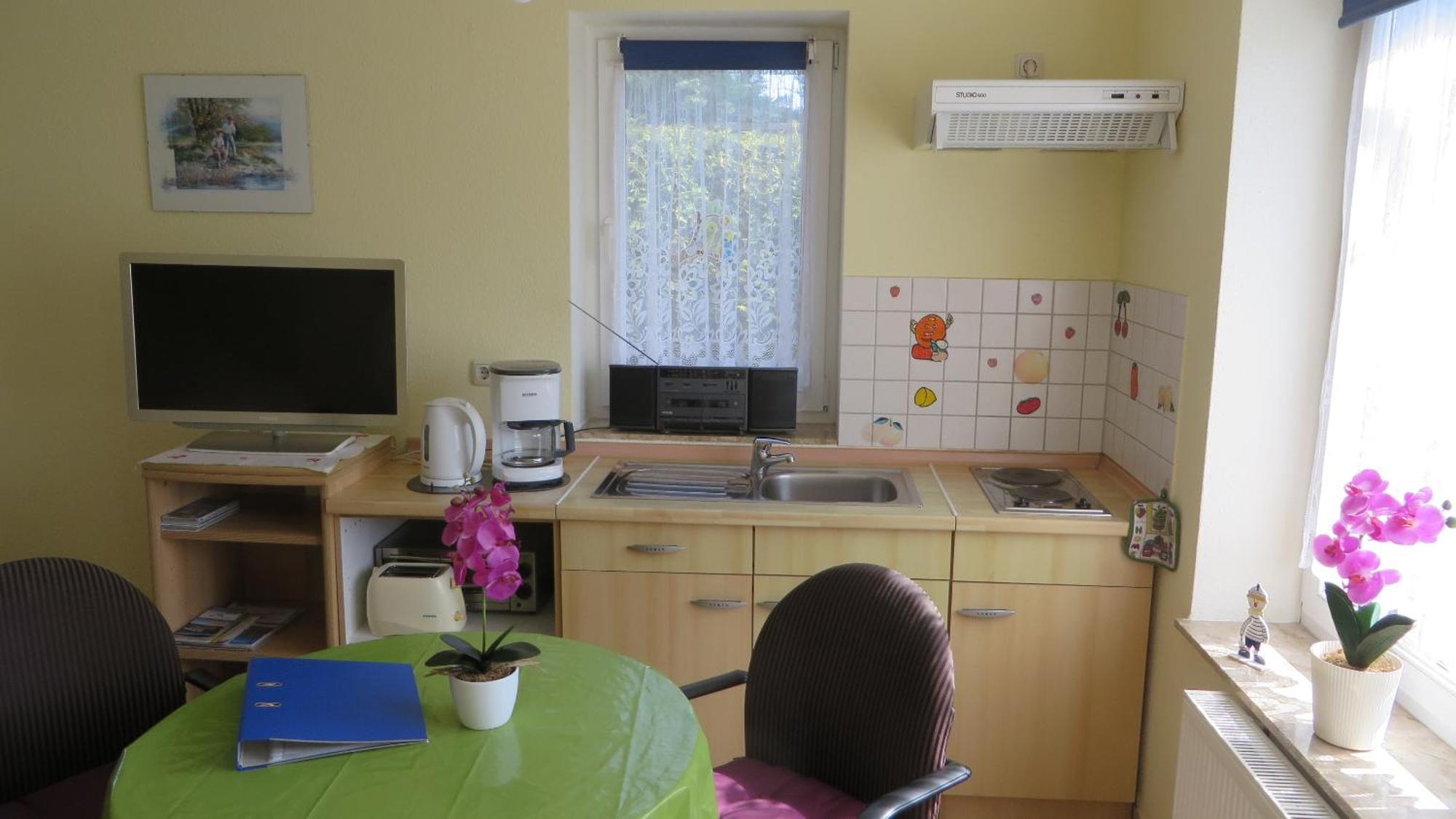 Marie's Tranquil Terrace Apartments: Lakeside Retreat with Parking Waren  Room photo